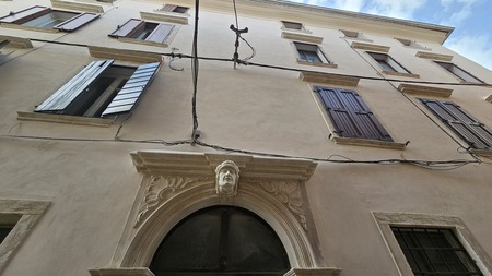 Pogled na obnovljeno palačo od blizu